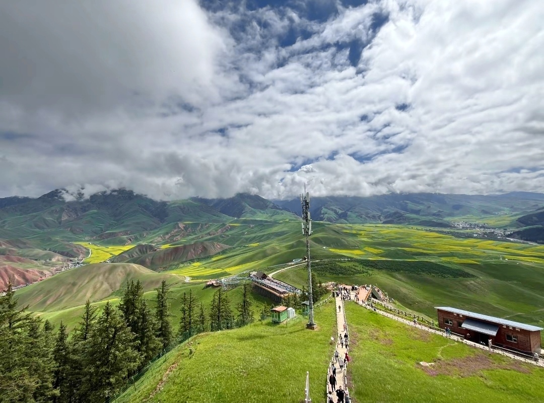 卓尔山风景区 - 丹霞地貌与雪山草原