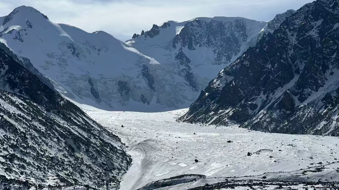 喀尔里克冰川景观 - 雪山与冰川交相辉映