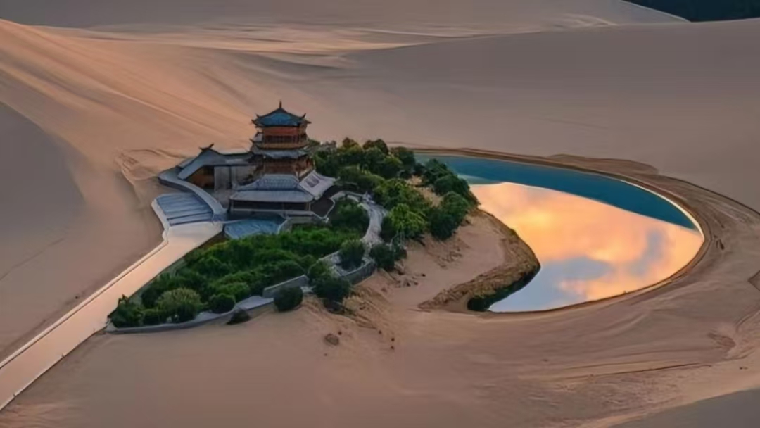 鸣沙山月牙泉全景 - 沙漠中的月牙形湖泊