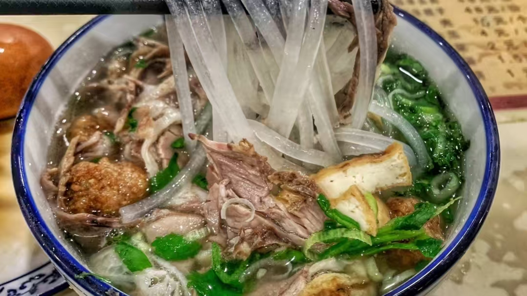 羊肉合汁美食 - 羊肉汤粉配夹沙和丸子