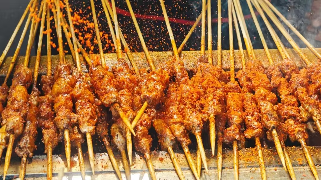 烤羊肉串特写 - 炭火烤制的新疆羊肉串