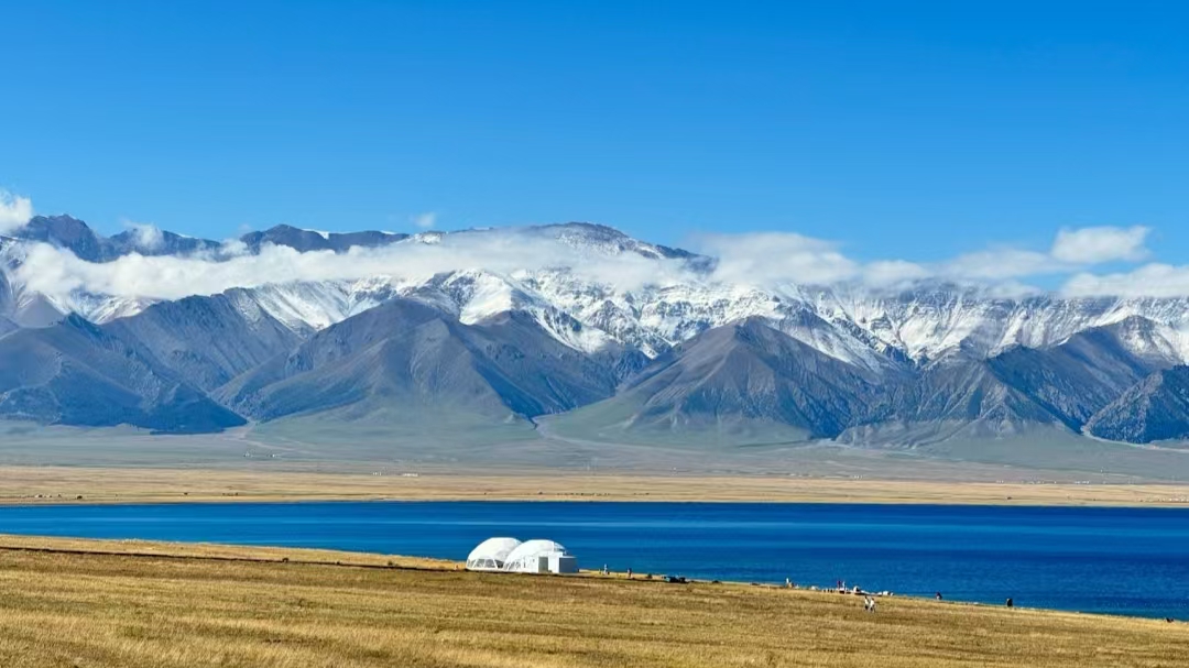 赛里木湖秋景 - 群山环绕的蓝色湖泊