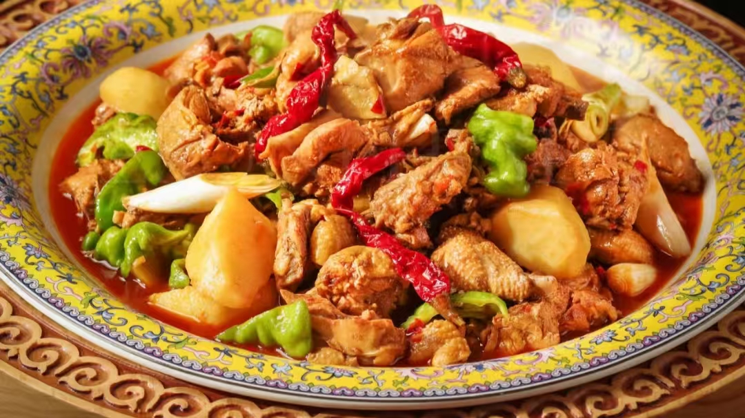 新疆大盘鸡特写 - 大份量鸡肉与土豆美食